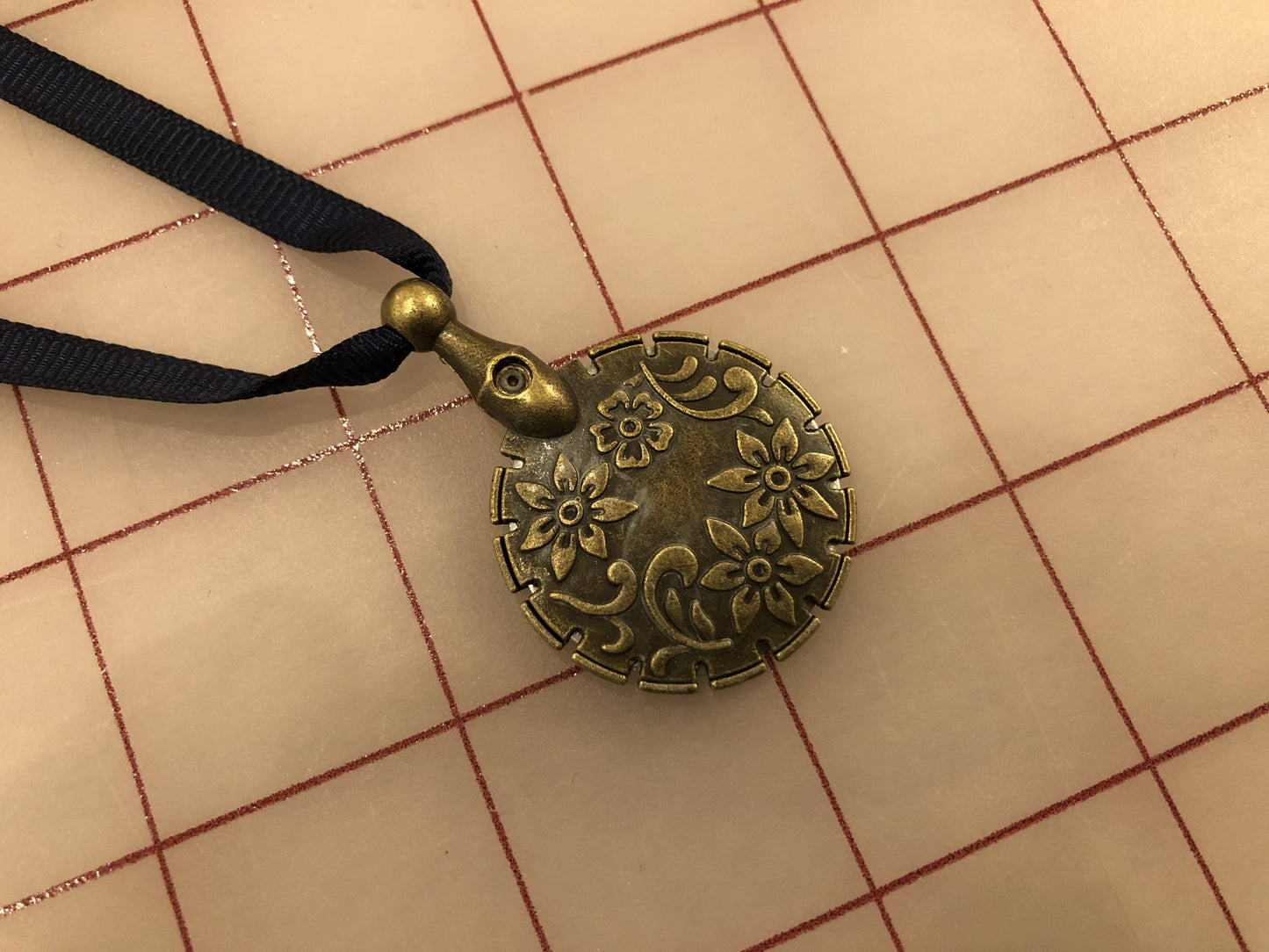 Thread Cutter Pendant